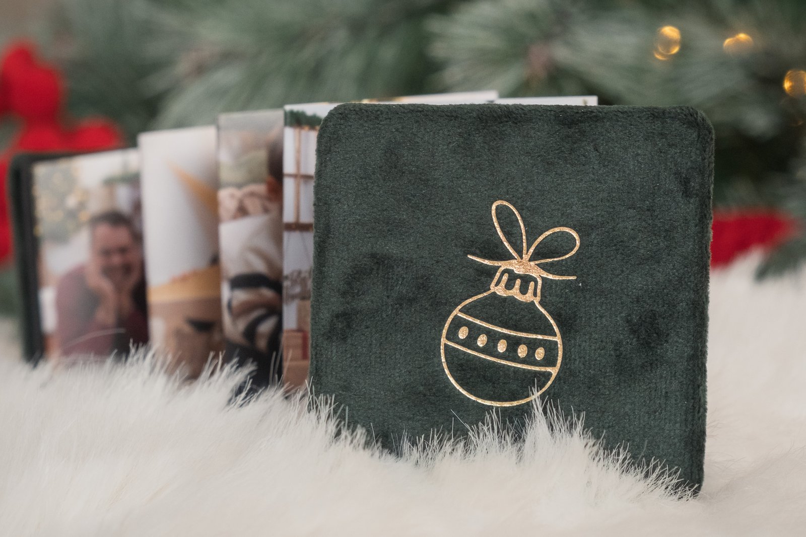 Minilibro acordeón de terciopelo verde con fotos de una sesión de Navidad